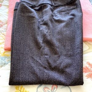 Women’s dress pants in brown small front pockets boot cut. Like new. Really nice